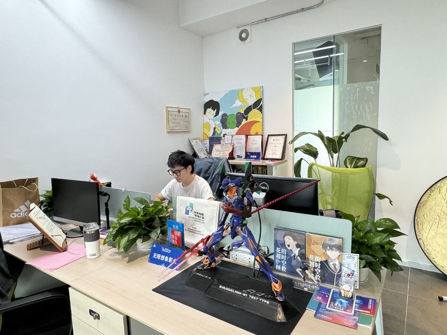 1.1 基地入驻项目团队办公照片.jpg