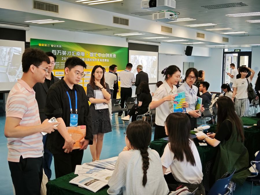 招聘会现场1.jpg