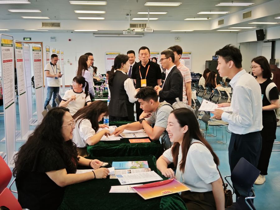 招聘会现场2.jpg